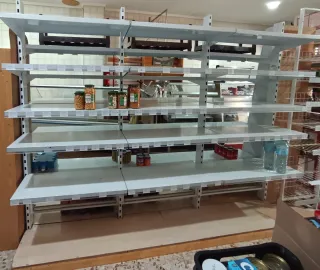 Estantería góndola metálica y madera