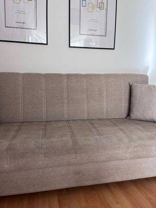 Sofá de tela beige y gris