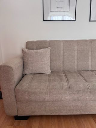 Sofá de tela beige y gris