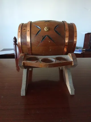 Mini barril de madera decorativo