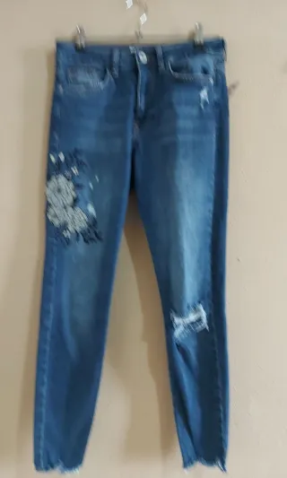 Pantalón vaquero azul con bordado floral