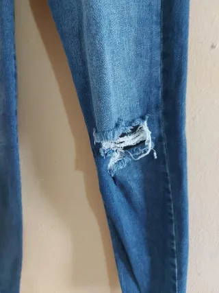 Pantalón vaquero azul con bordado floral