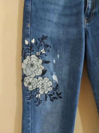 Pantalón vaquero azul con bordado floral