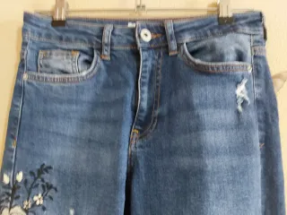 Pantalón vaquero azul con bordado floral