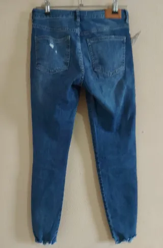 Pantalón vaquero azul con bordado floral