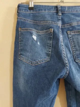 Pantalón vaquero azul con bordado floral