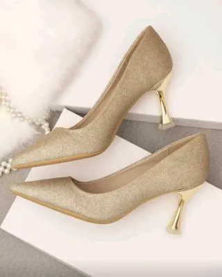 Zapatos de tacón dorados brillantes