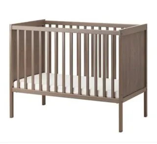 Cuna de madera color marrón