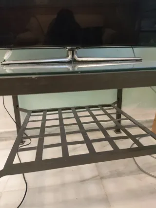 Mesa auxiliar metálica con cristal.urge