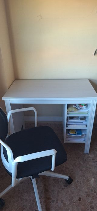 Escritorio y silla en perfecto estado.