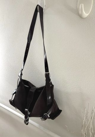 Borsa tracolla pelle lucida marrone anelli fibbie