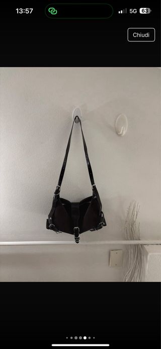 Borsa tracolla pelle lucida marrone anelli fibbie