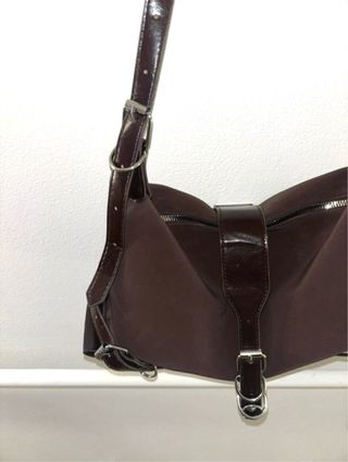 Borsa tracolla pelle lucida marrone anelli fibbie