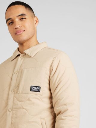 Chaqueta Oakley beige acolchada.