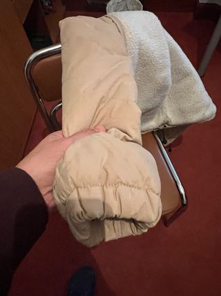 Chaqueta Oakley beige acolchada.