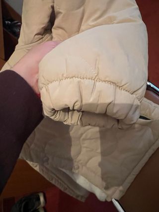 Chaqueta Oakley beige acolchada.