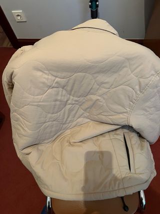 Chaqueta Oakley beige acolchada.