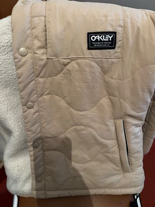 Chaqueta Oakley beige acolchada.