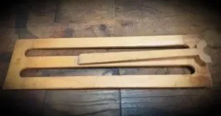 Antiguo expositor atril soporte de madera de suelo