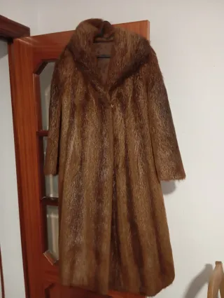 Abrigo de piel marrón en perfecto estado