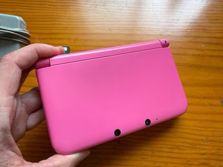 Nintendo 3DS XL Rosa + Cargador + Juego