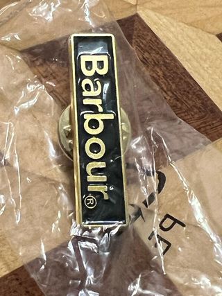 Pin Barbour Negro Dorado Original Nuevo