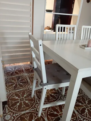 Mesa y 5 Sillas Comedor Blancas