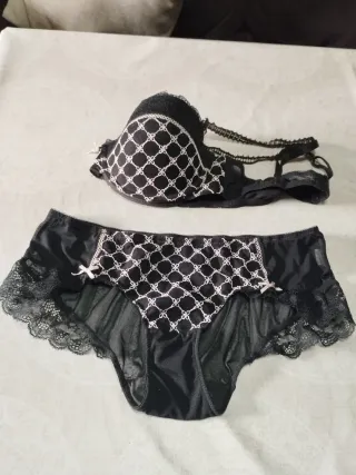 Sujetador negro con detalles rosa