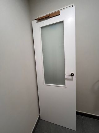 Puerta blanca madera cristal translúcido