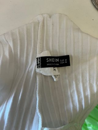 Top blanco de manga corta con botones