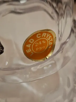 Contenitore in cristallo intagliato a mano