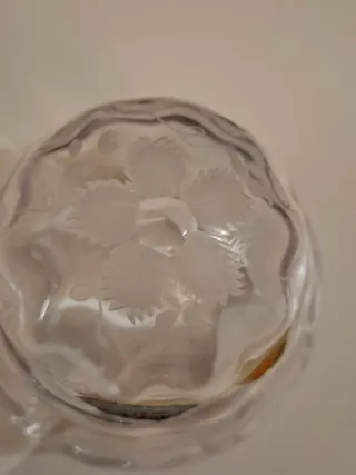 Contenitore in cristallo intagliato a mano