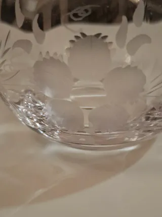 Contenitore in cristallo intagliato a mano