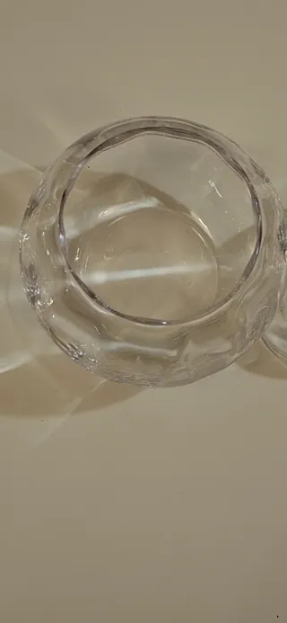 Contenitore in cristallo intagliato a mano