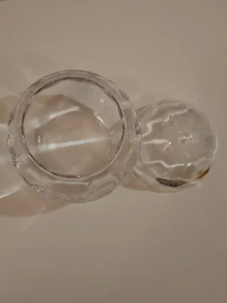 Contenitore in cristallo intagliato a mano