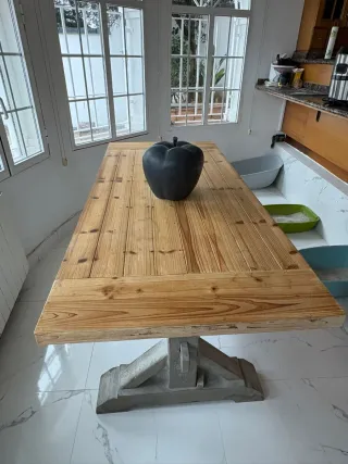 Mesa de comedor de madera