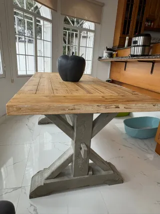 Mesa de comedor de madera