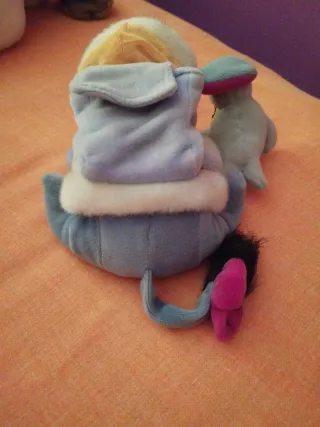 Peluche Igor Winnie the Pooh abrazando foca