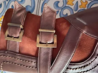 Tronchetti in pelle marrone con fibbie