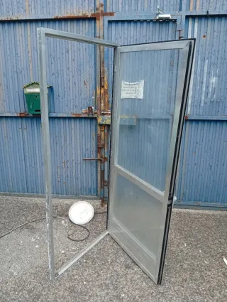 Puerta aluminio cristal abatible. Medidas