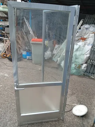 Puerta aluminio cristal abatible. Medidas