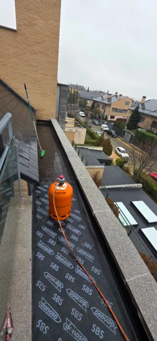 Realizo trabajos de construccion.