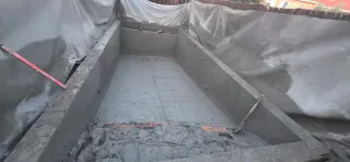 Realizo trabajos de construccion.