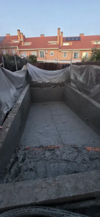 Realizo trabajos de construccion.