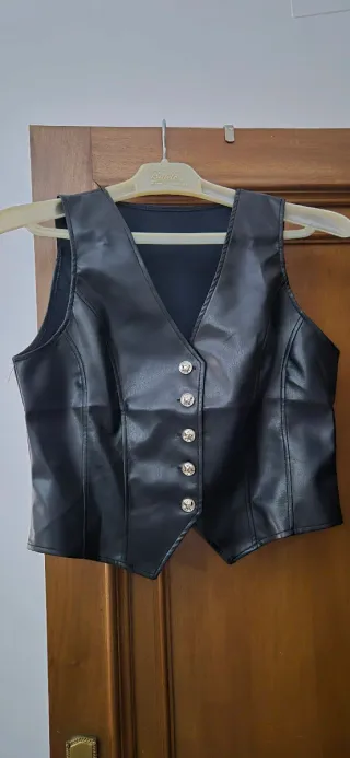 Chaleco polipiel con botones