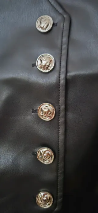 Chaleco polipiel con botones