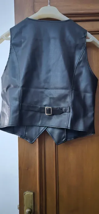 Chaleco polipiel con botones