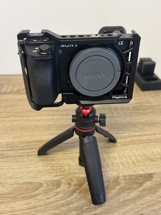 Cámara Sony A6500 con jaula y trípode