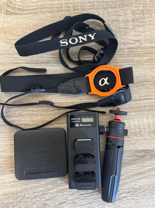 Cámara Sony A6500 con jaula y trípode