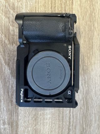 Cámara Sony A6500 con jaula y trípode